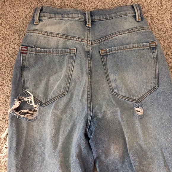 BDG High-Rise Mom Jean Destroyed Light Wash - Picture 7 of 7